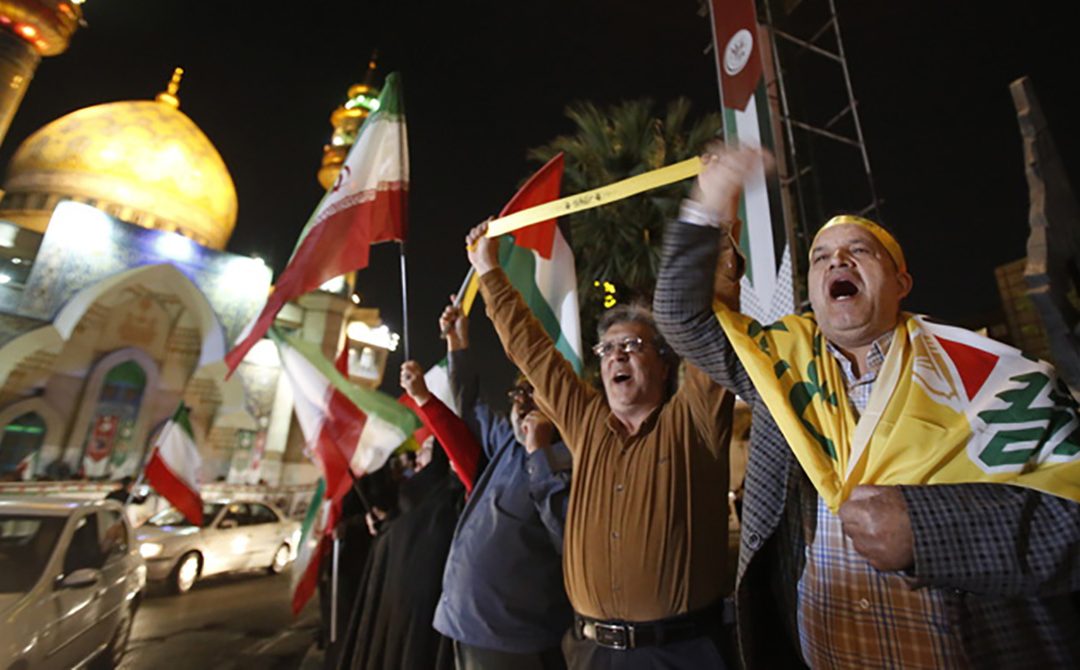 Folla festante a Teheran dopo l'attacco a Israele