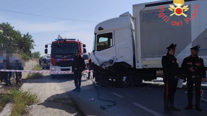 Auto contro tir nel Catanzarese, un morto