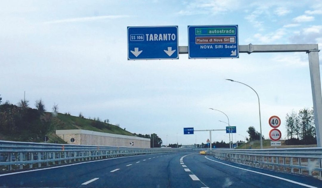 Auto fuori controllo sulla 106 jonica finisce in area di servizio. Sette feriti