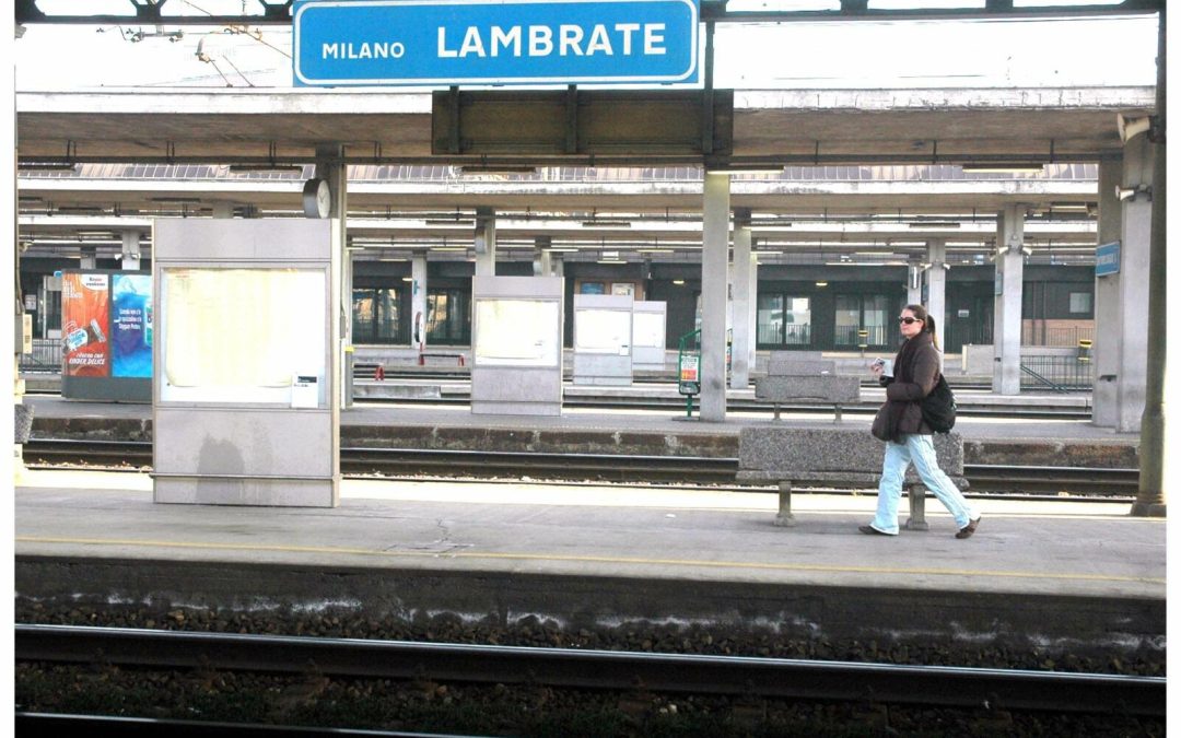 Poliziotto accoltellato alla stazione di Milano Lambrate, è grave