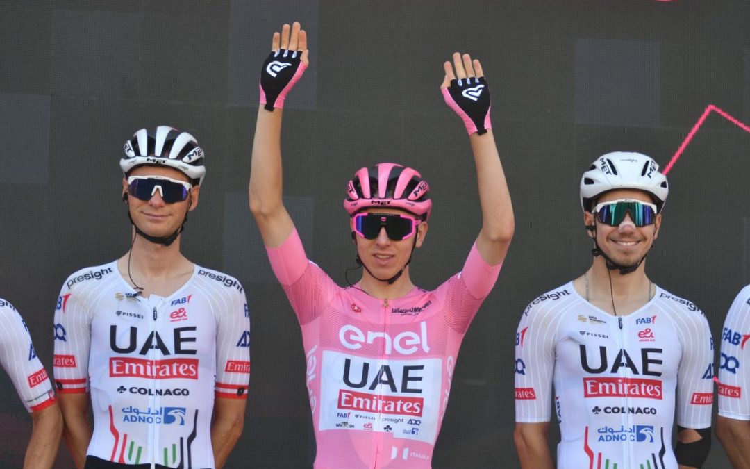 A Kooij lo sprint di Napoli, Pogacar resta leader del Giro