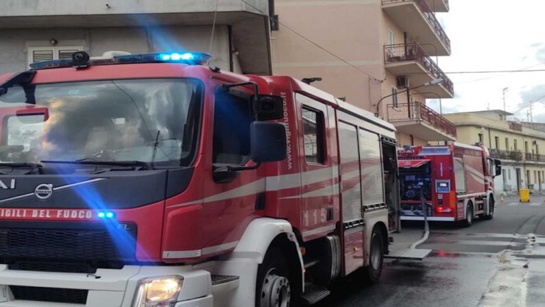 Siderno, incendio in un palazzo: famiglia evacuata