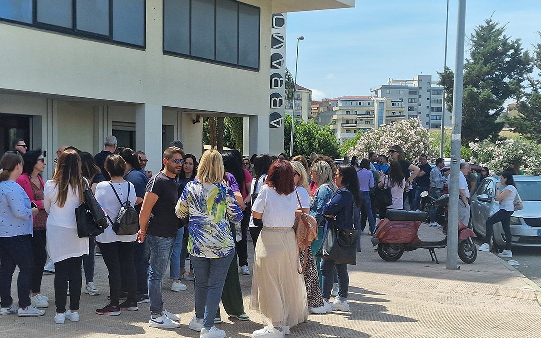La protesta dei dipendenti di Abramo