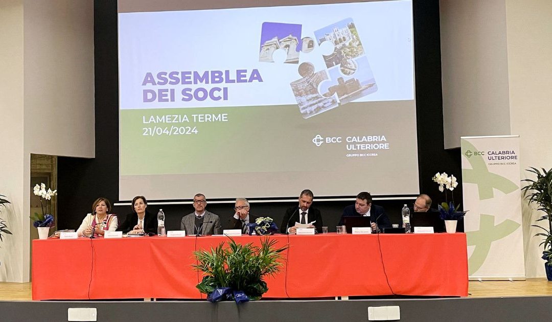 Il tavolo dei relatori durante l'assemblea dei soci Bcc Calabria Ulteriore