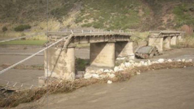 La Calabria interrotta: 18 anni per rifare un ponte? Moroni: «Inammissibile. Ma ecco perché»