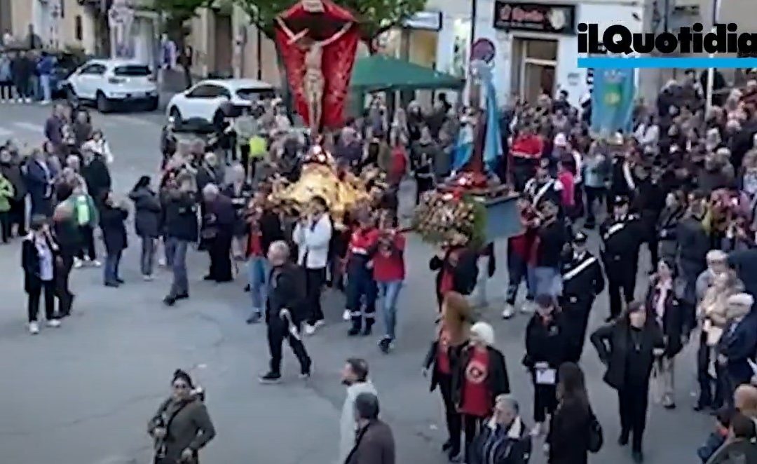 Cosenza, grande partecipazione alla processione del Santissimo Crocefisso