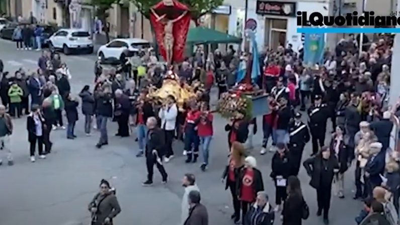 VIDEO - Cosenza, grande partecipazione alla processione del Santissimo Crocefisso