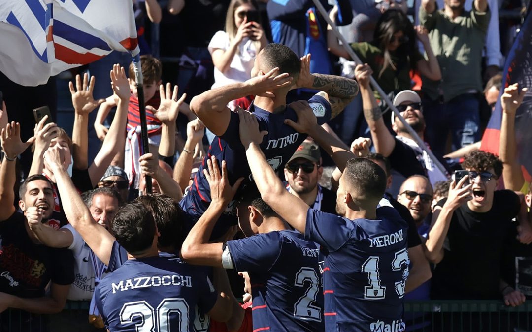 Tutino esulta con i compagni dopo il suo secondo gol sotto la curva "Catena"