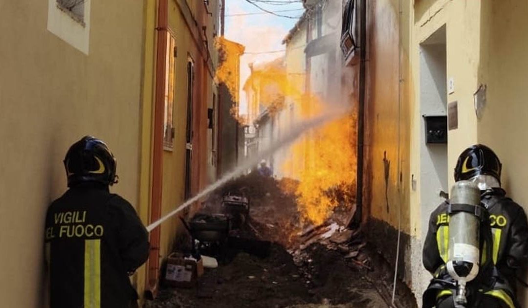 Le fiamme divampate a Settingiano