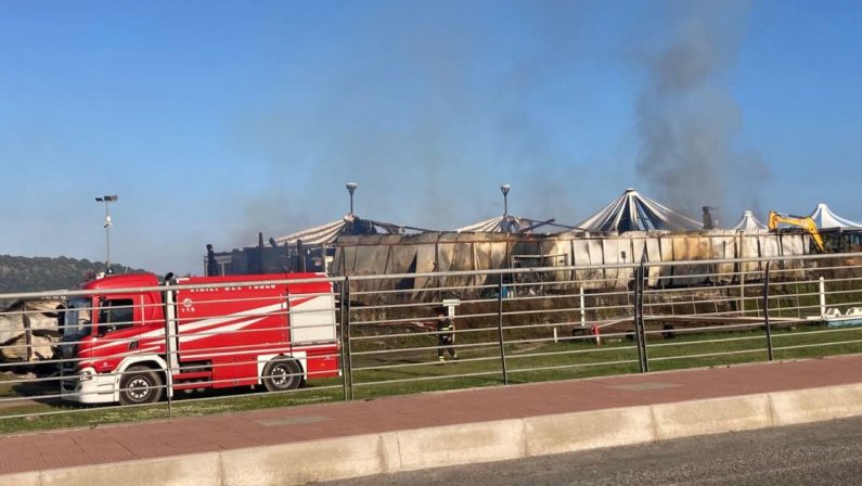 VIDEO - Diamante, in fiamme il lido Delle Sirene, l'incendio è doloso