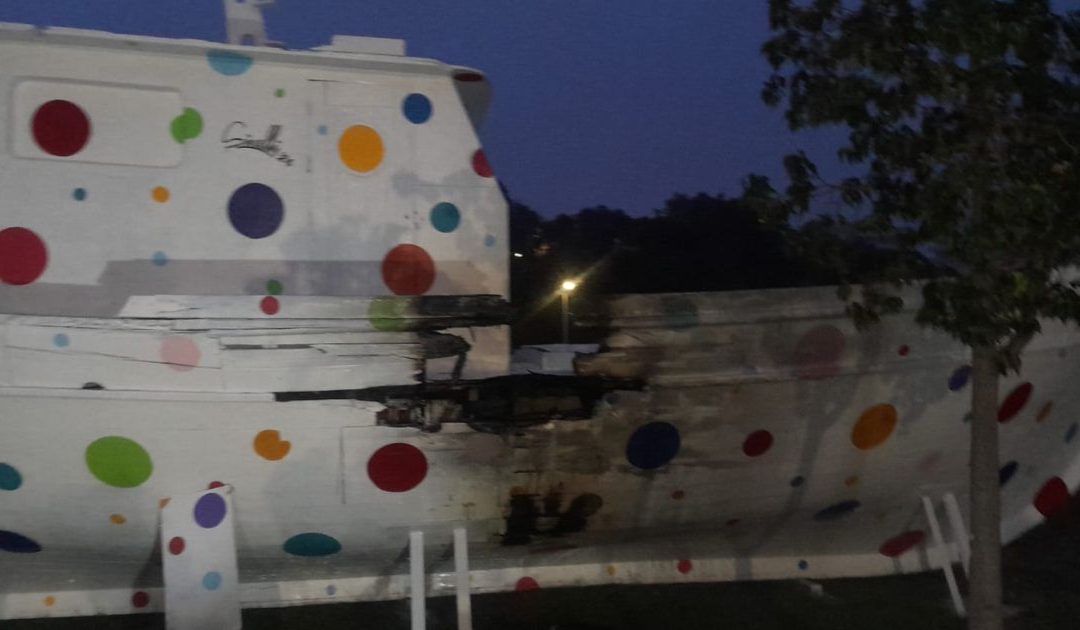 L'imbarcazione di Sirelli incendiata