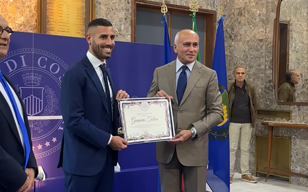 Il sindaco Franz Caruso con Gennaro Tutino. Sulla sinistra il presidente del Cosenza Calcio Eugenio Guarascio