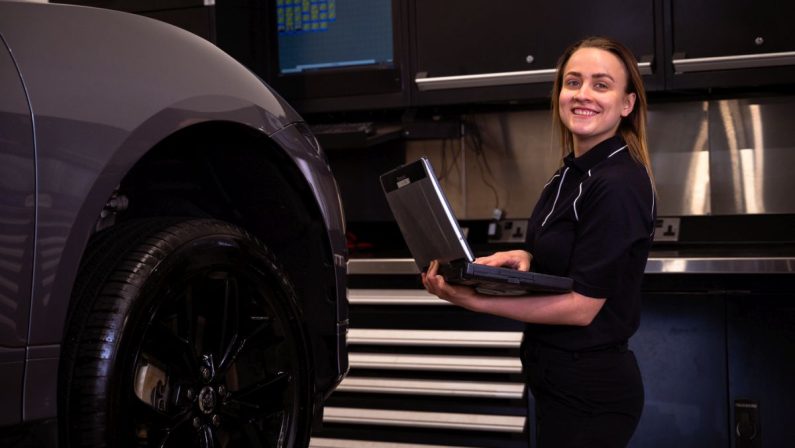 JLR forma colleghi e partner su produzione di auto elettriche di lusso