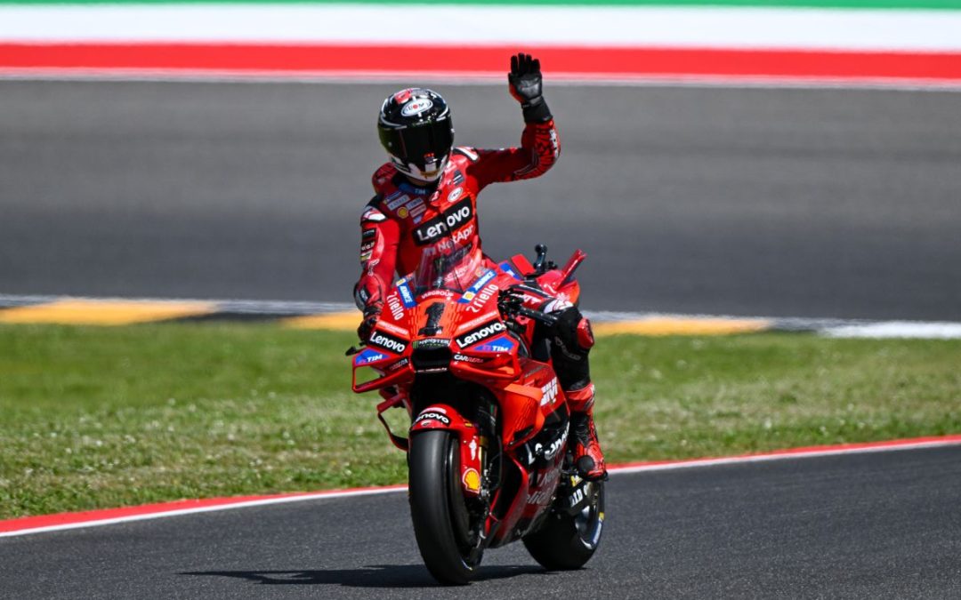 Bagnaia vince la Sprint del Mugello su Marquez, fuori Martin