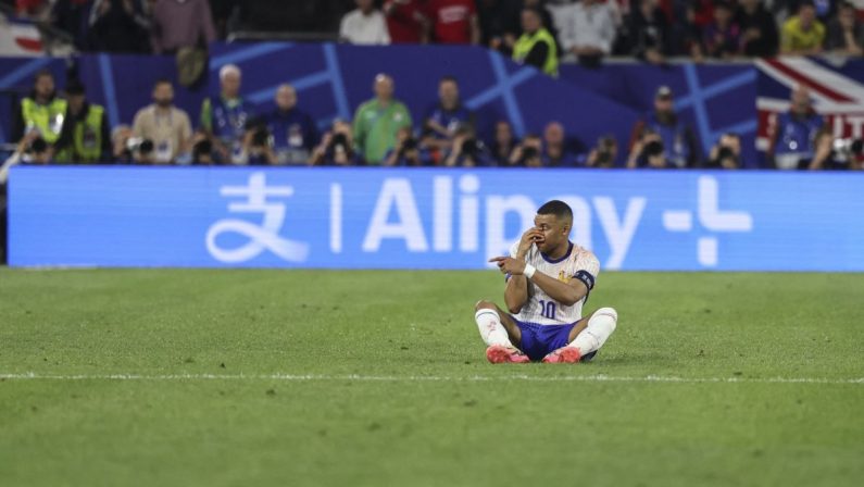 Mbappè fa tremare la Francia: botta al naso, ma niente intervento