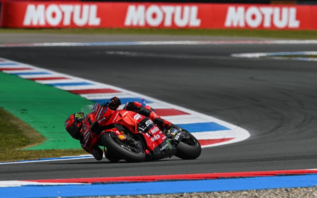 Pole da record per Bagnaia ad Assen, Martin e Vinales in prima fila