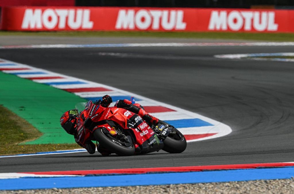 Bagnaia fa il bis ad Assen davanti a Martin e Bastianini