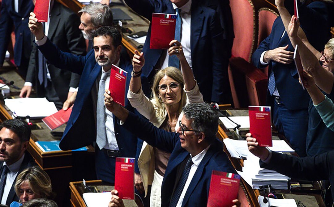 L'opposizione in Parlamento mostra la Costituzione