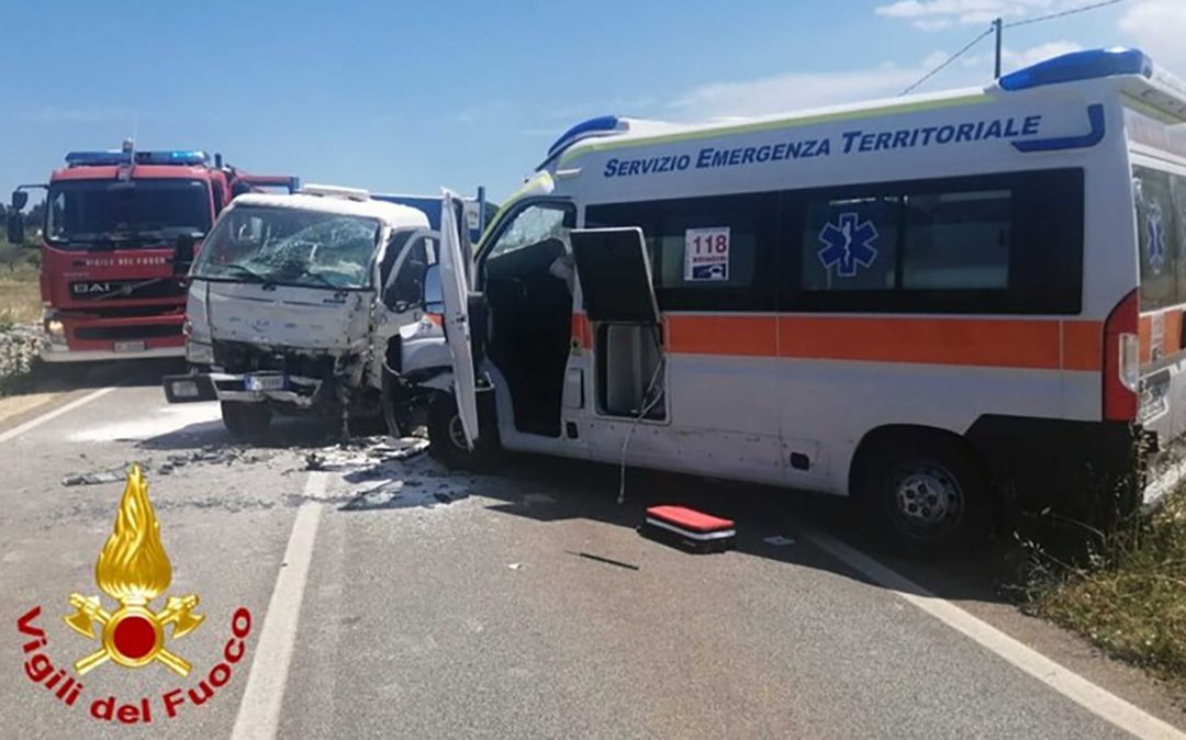 Scontro tra ambulanza e autocarro: 5 feriti