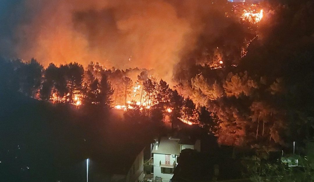 Il fuoco vicino alle abitazioni durante l'incendio che ha colpito Rocca Imperiale
