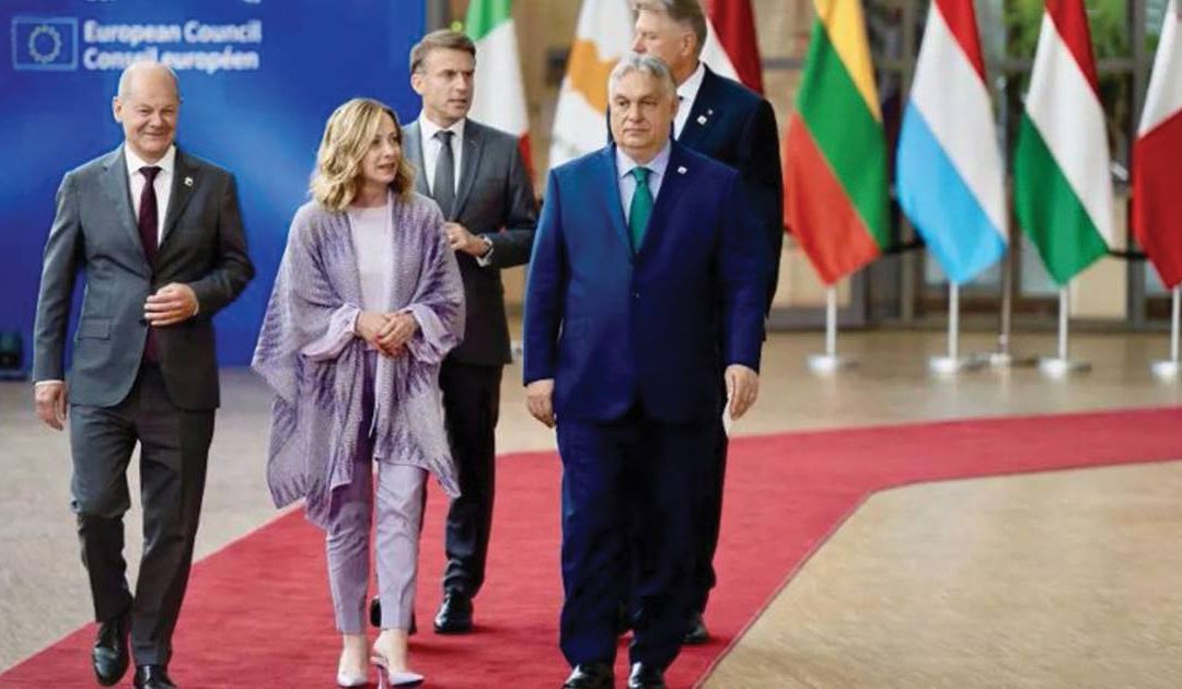 La premier Giorgia Meloni al Consiglio Ue con Scholz, Macron, Orban.