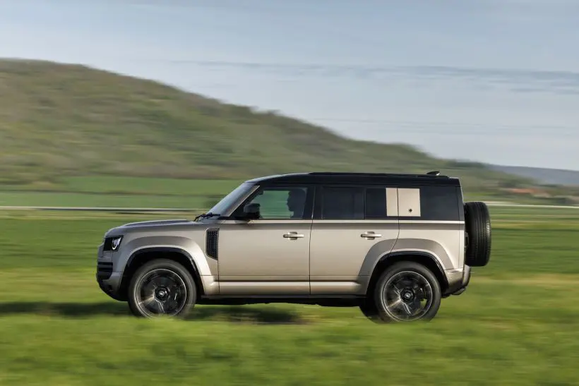 Nuova Defender Octa, performance estreme su strada e in off-road