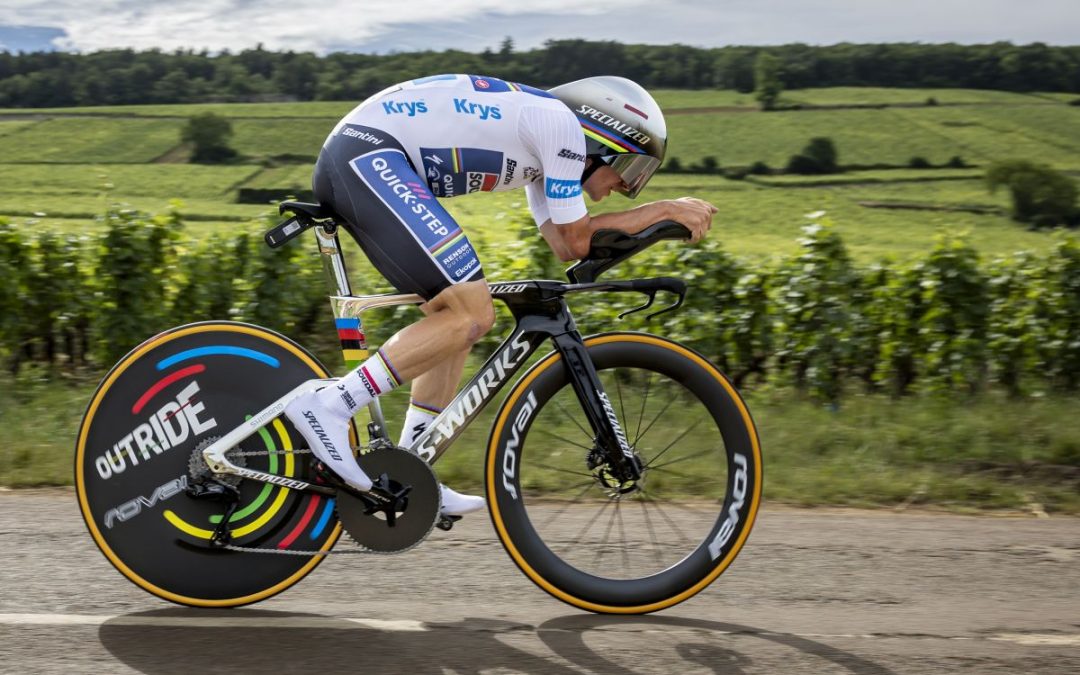 Al Tour Evenepoel vince la crono, Pogacar sempre in giallo