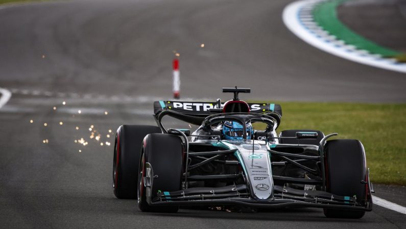 Russell in pole a Silverstone davanti a Hamilton, male le Ferrari