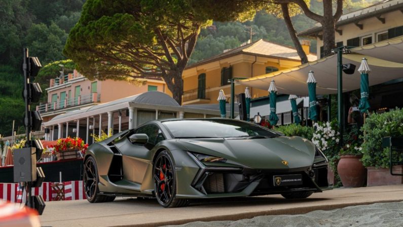 Lamborghini Milano porta la Revuelto V12 ibrida in riva al mare