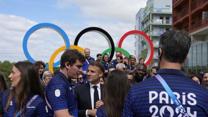 Macron esalta l’Italia e cita il “caffè sospeso”