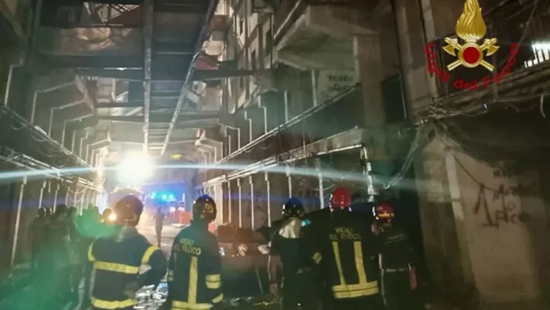 Napoli, crolla un ballatoio alle Vele di Scampia. 2 morti e 13 feriti. Manfredi “Indagine farà chiarezza”