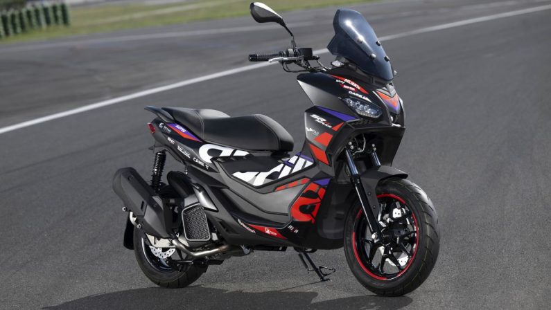 Aprilia SR GT Replica 2024, lo scooter “urban adventure”
