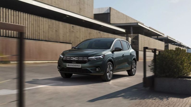 A luglio Dacia sale sul terzo gradino del podio assoluto italiano