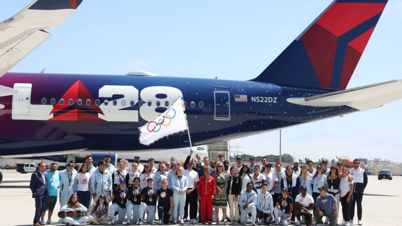 Bandiera olimpica arrivata a Los Angeles per Giochi 2028