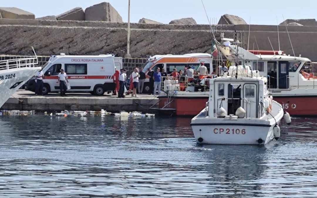 Barca a vela affonda nel Palermitano, un morto e sei dispersi