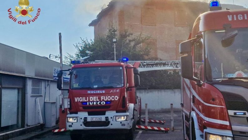 Roma, maxi rogo di sterpaglie a Cinecittà. Feriti 4 soccorritori
