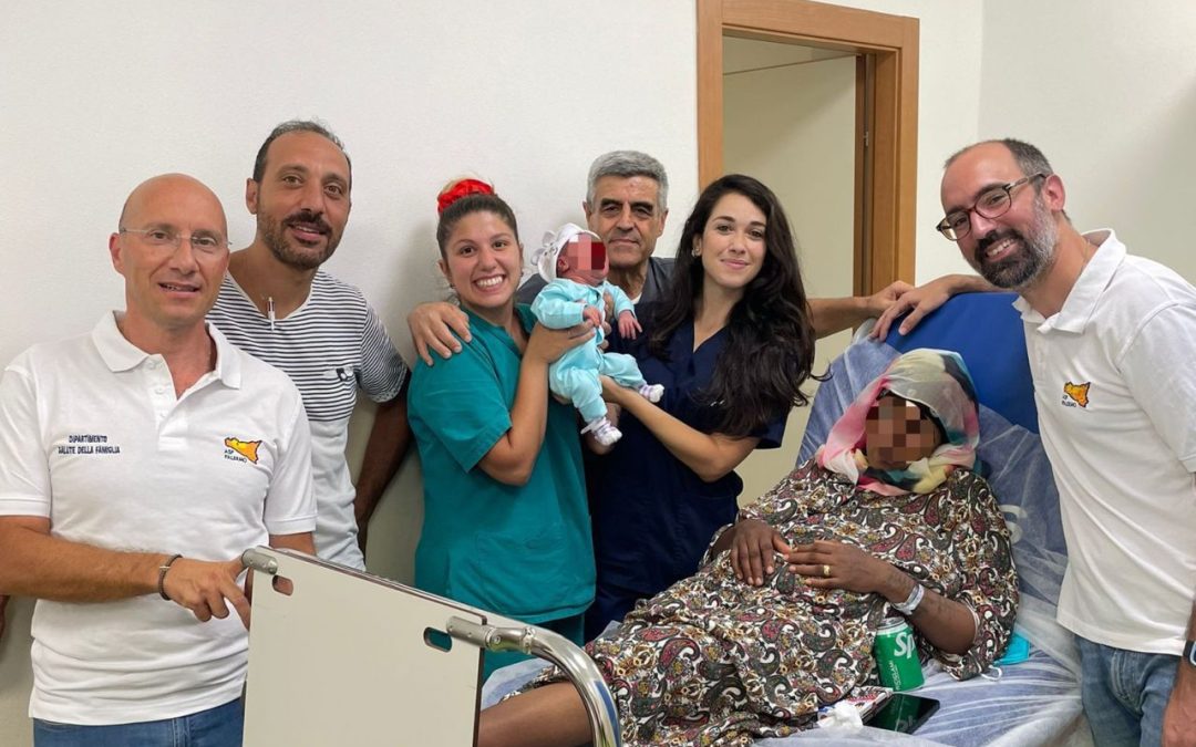 Migrante partorisce sul barcone, soccorsa insieme alla bimba a Lampedusa