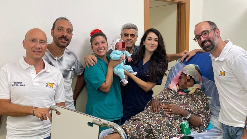 Migrante partorisce sul barcone, soccorsa insieme alla bimba a Lampedusa