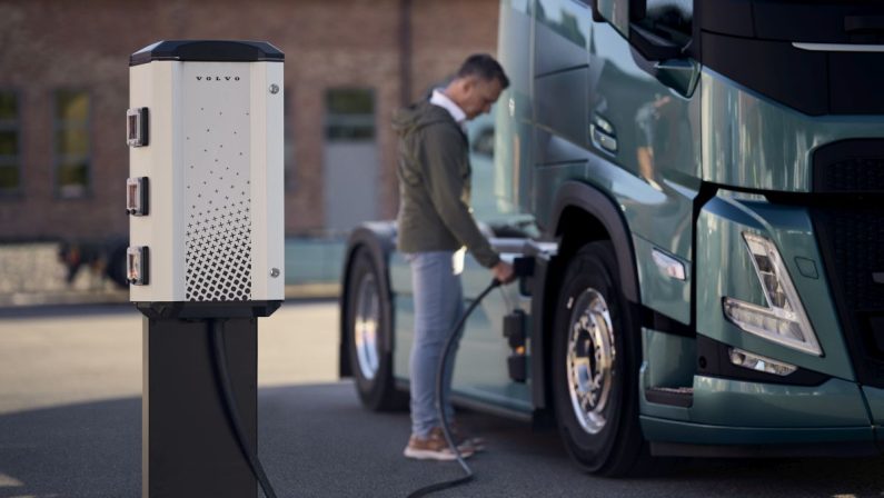 Volvo lancia un nuovo servizio per la ricarica dei camion elettrici