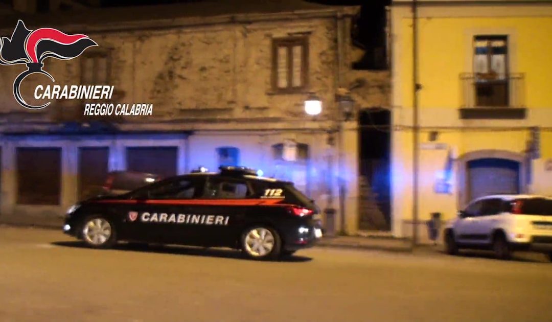 Armi, droga e munizioni in casa con figli minori: in arresto un padre a Reggio