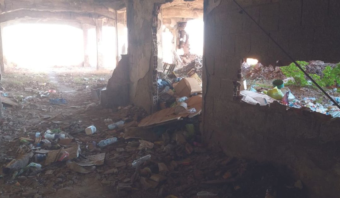 Ex tabacchificio: immondezzaio di rifiuti vari misti ad amianto