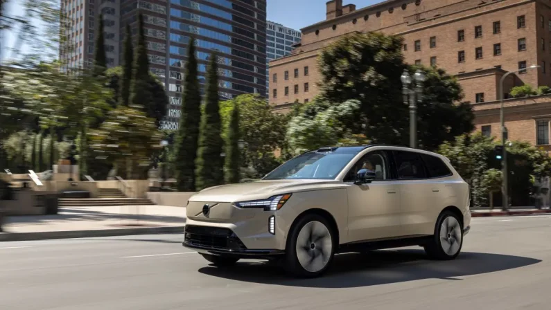 Debutta su strada il nuovo SUV Volvo EX90 100% elettrico