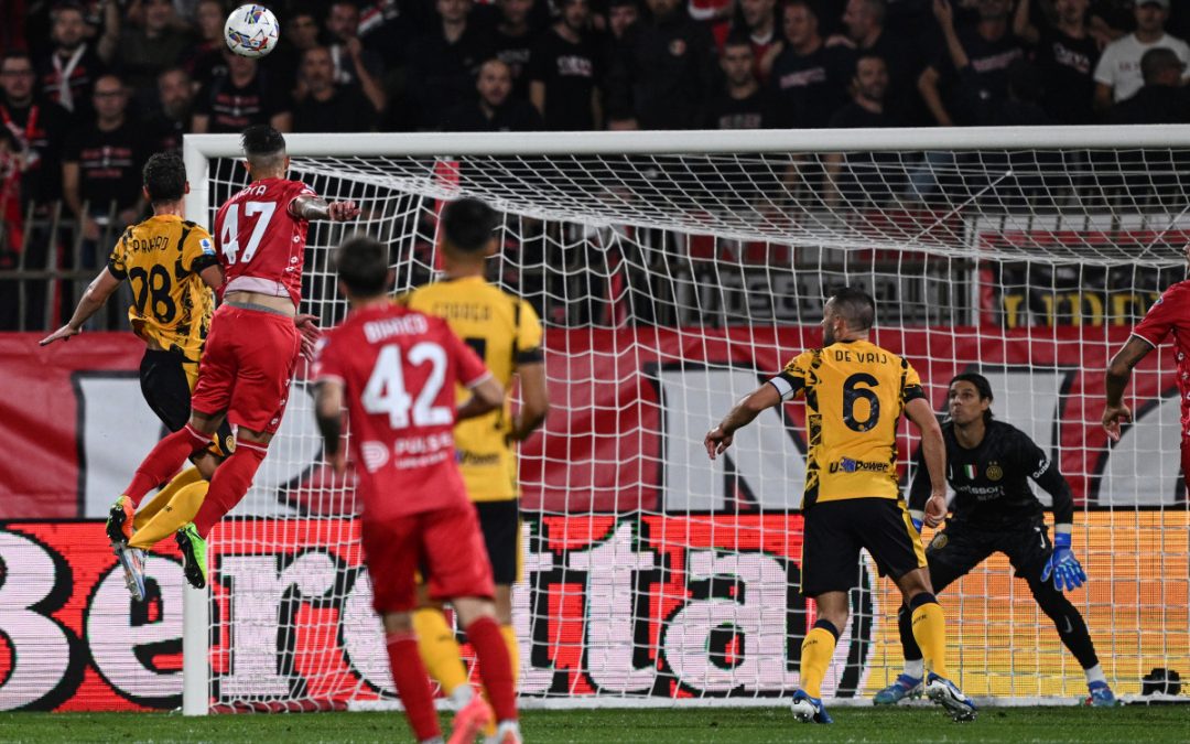 Dumfries salva l’Inter, 1-1 a Monza e Napoli in testa