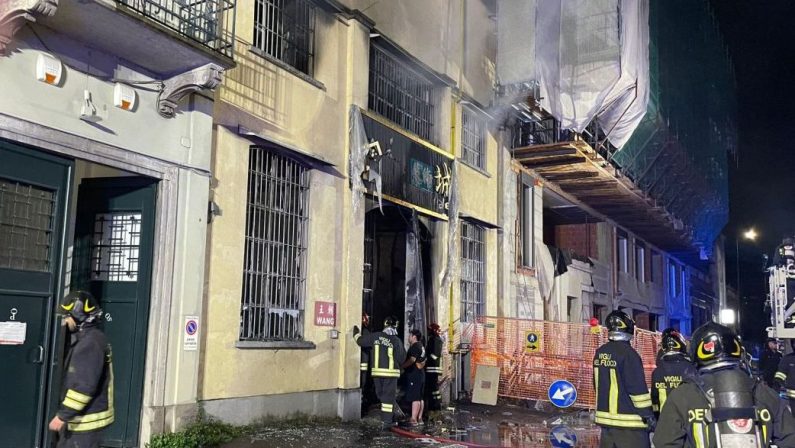 Incendio in un emporio cinese a Milano, morti tre giovani
