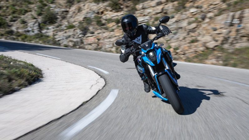 Arriva la serie speciale della GSX-8S Team Suzuki Edition