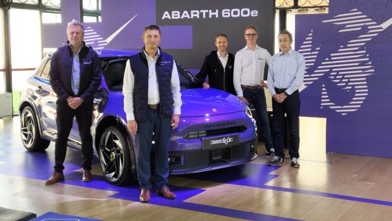 Abarth 600e, lo scorpione più potente di sempre è elettrico