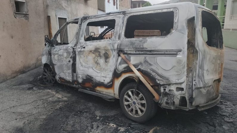 Incendio doloso a San Roberto: distrutto il pulmino dell’asilo nido