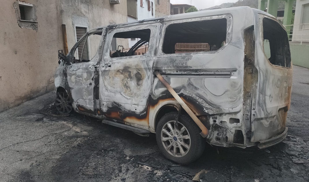 San Roberto, il pulmino incendiato