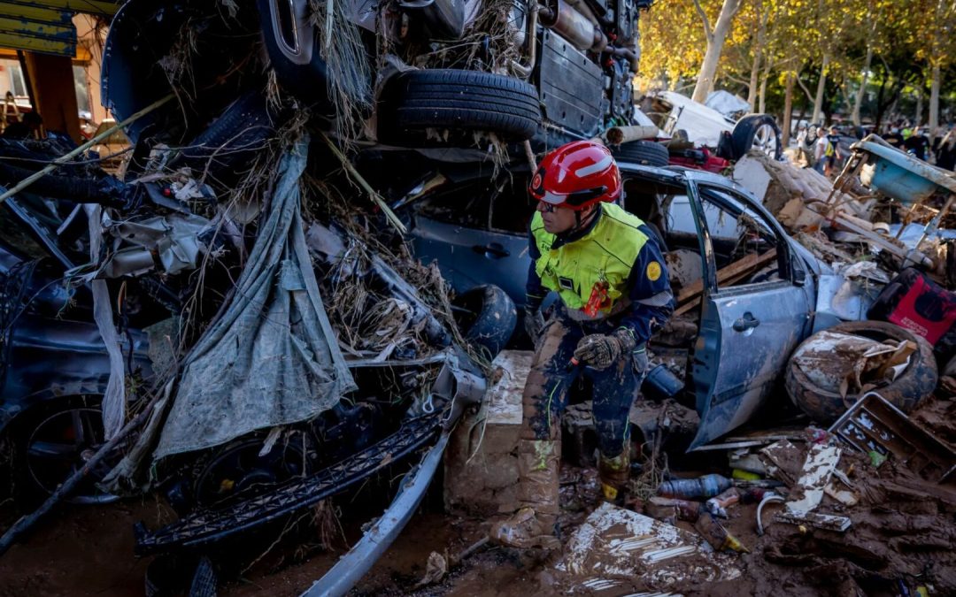 Alluvione Valencia, si scava in parcheggio-trappola sommerso dal fango