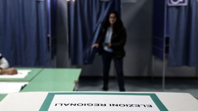 Alle regionali in Umbria testa a testa, in Emilia Romagna avanti il centrosinistra